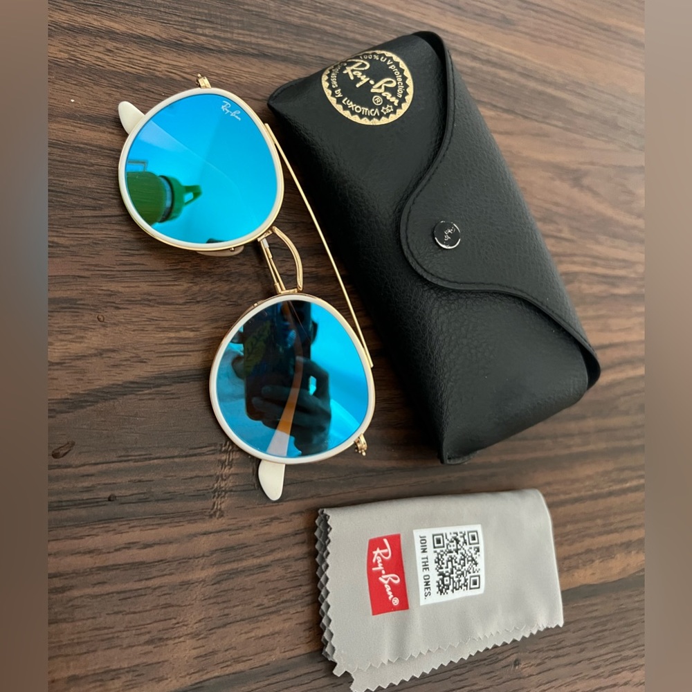 Ray-Ban sunglasses. Round doble bridge. Color: Frame:polished Gold, Lenses Blue